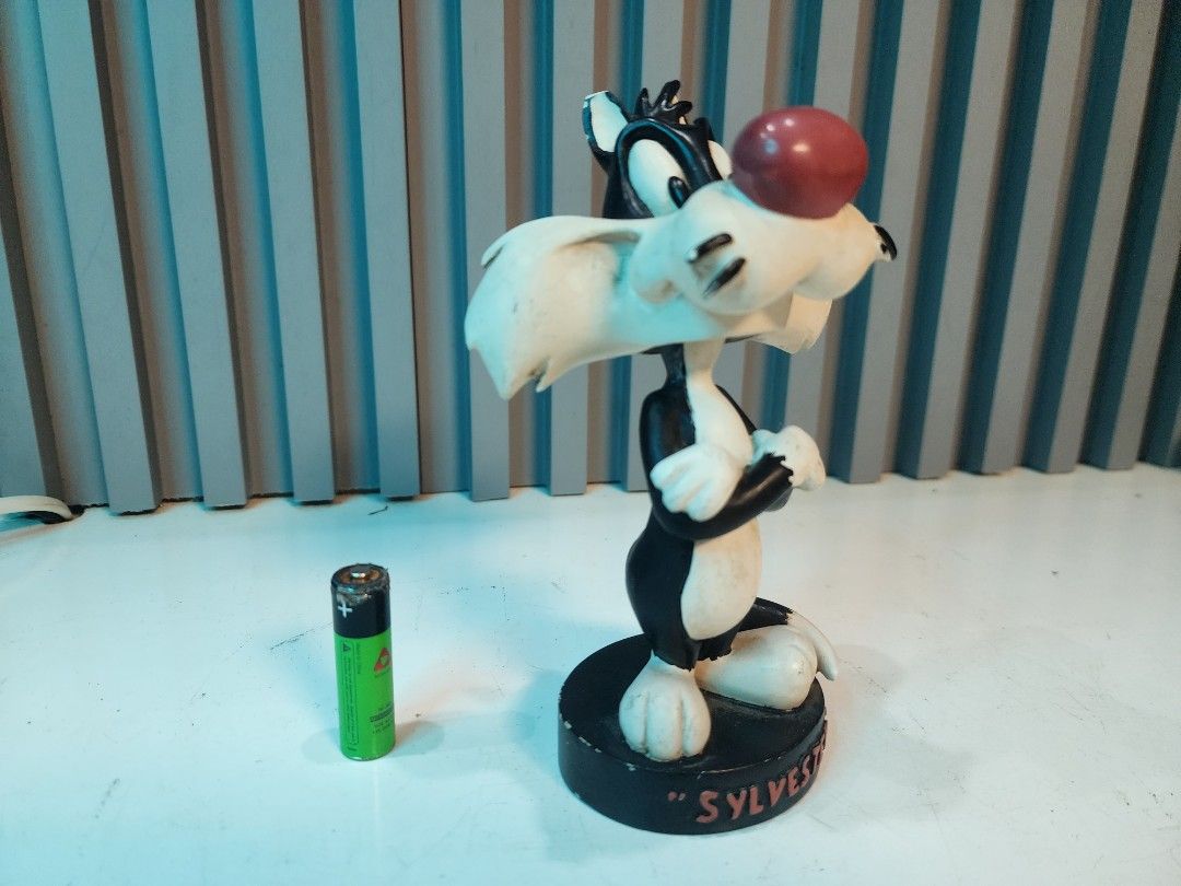 LOONEY TOONS Bobble head Sylvester Collectable BOBBLE HEAD (Category: Figurines & Statues) located in Tarlac. Submitted by ziv_surplus (Listing ID 1470892980, Image 1). Description: Needs cleaning May dent sa ear.