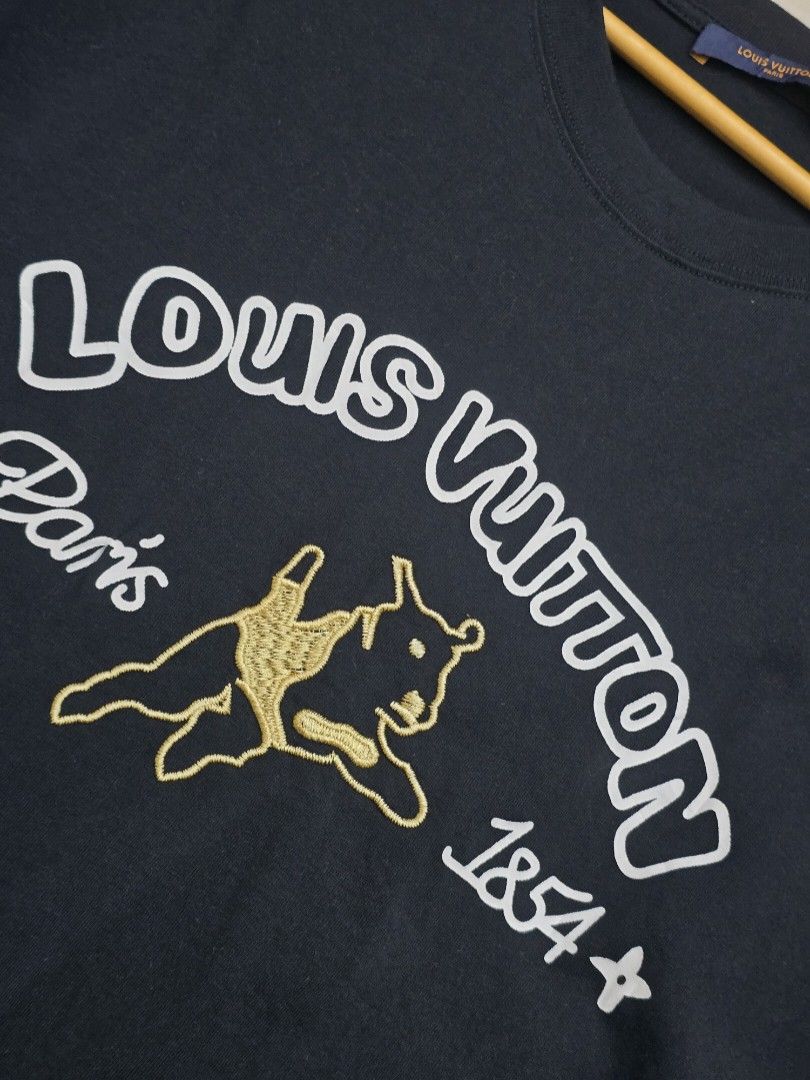 Louis Vuitton 1854 Paris Graphic Black Tee (Category: Tshirts & Polo Shirts ) located in Gapan. Submitted by tagaloghan88739 (Listing ID 1470889740, Image 3). Description: Good as new condition Best fit Large body frame.