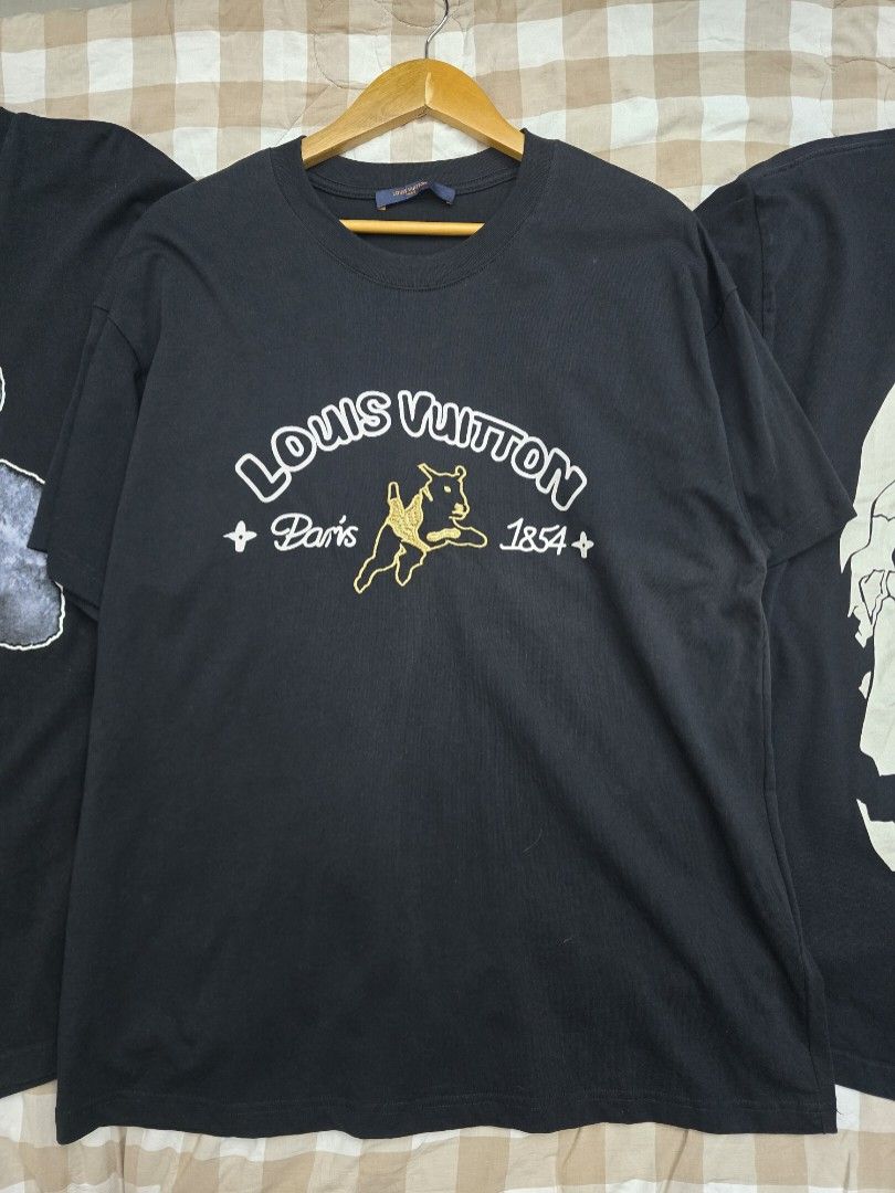 Louis Vuitton 1854 Paris Graphic Black Tee (Category: Tshirts & Polo Shirts ) located in Gapan. Submitted by tagaloghan88739 (Listing ID 1470889740, Image 1). Description: Good as new condition Best fit Large body frame.