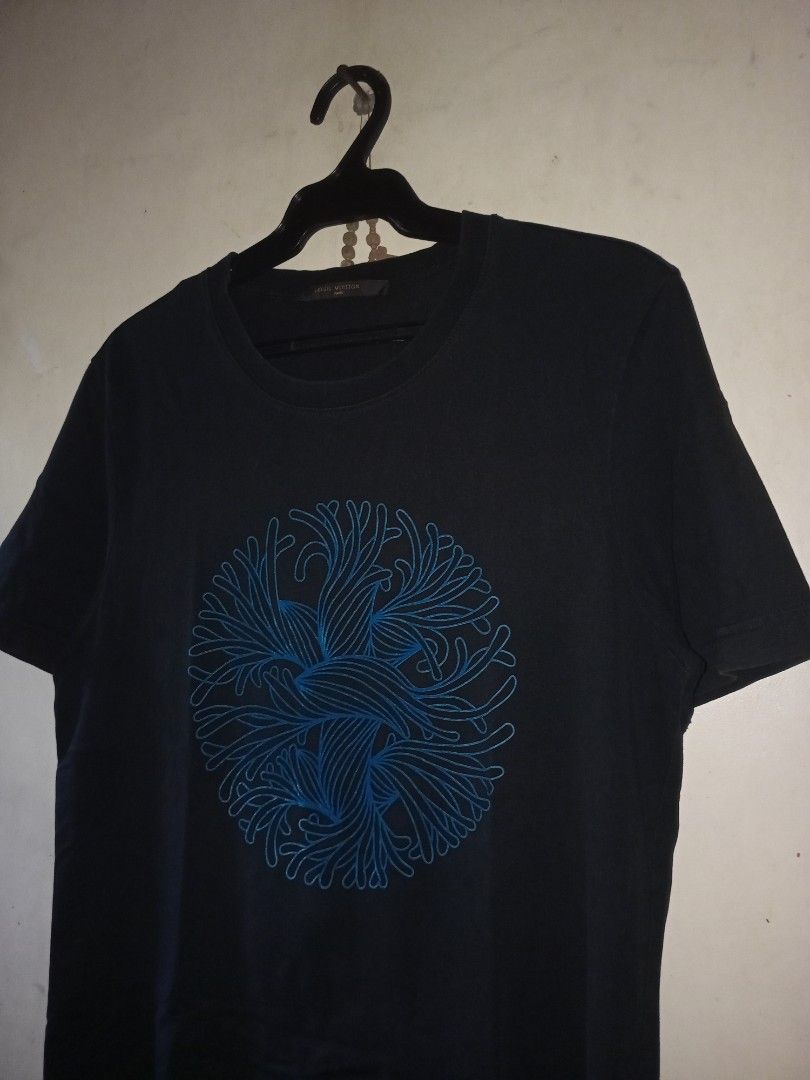 Louis Vuitton Christopher nemeth rope tee (Category: Tshirts & Polo Shirts ) located in Manila. Submitted by kenny200024 (Listing ID 1470748514, Image 2). Description: Louis Vuitton Christopher nemeth rope tee - size medium - actual measurement width 18.5 | length 27 - good condition - issue pin hole, seen on pic DM 📥.