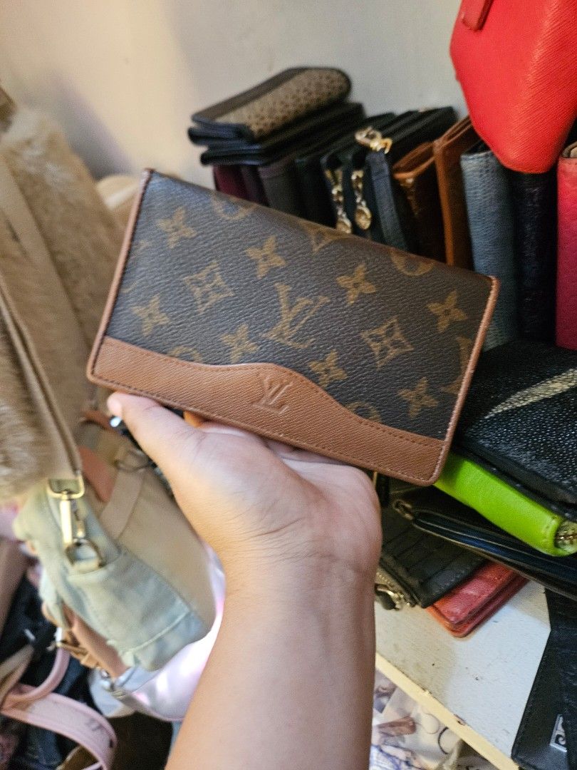Louis Vuitton medium wallet (Category: Luxury Bags & Wallets) located in Zamboanga. Submitted by Clairey03 (Listing ID 1470793511, Image 1). Description: no code seen.