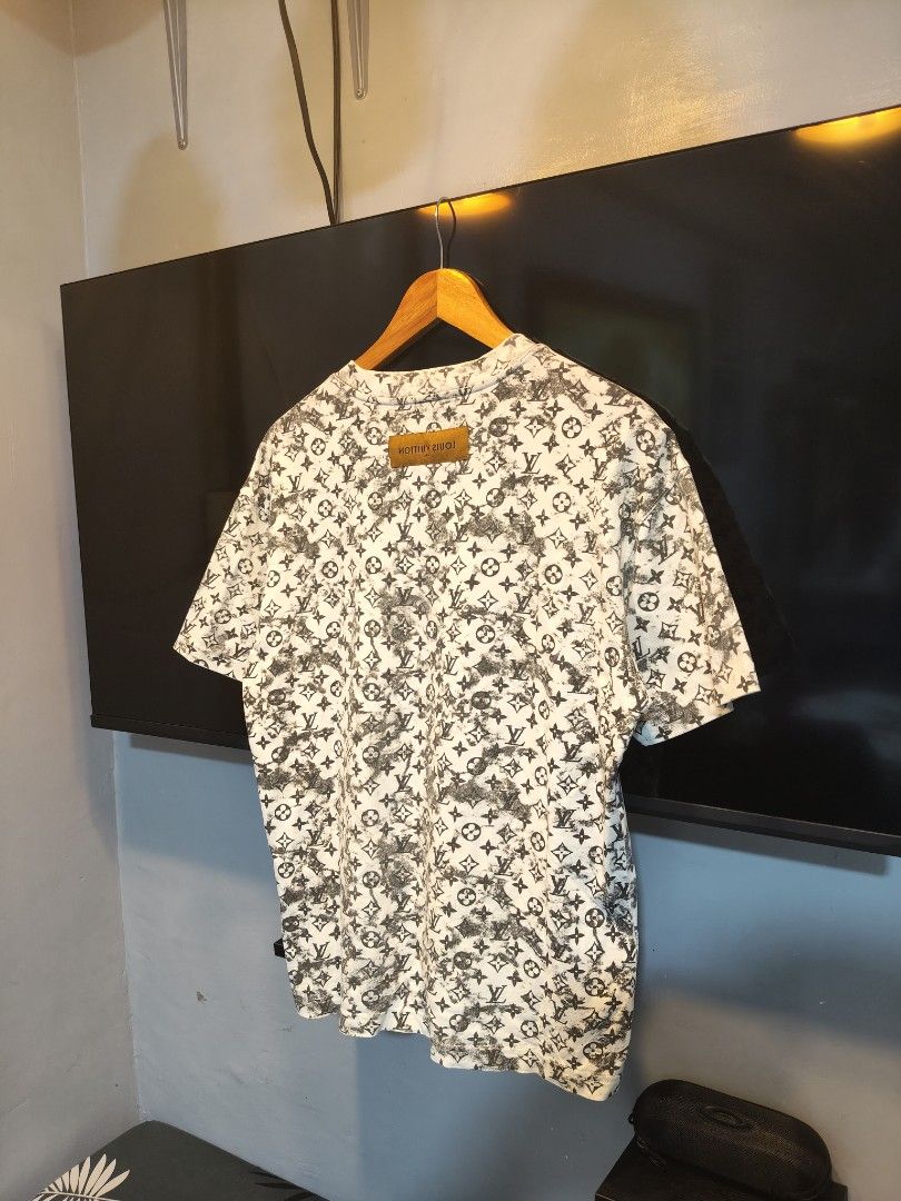 Louis Vuitton monogram (Category: Luxury Apparel) located in Paranaque City. Submitted by reymart_1 (Listing ID 1470897331, Image 2). Description: -monogram Lv shirt -No issue -like new condition -10/10 color rate -pm me if interested -dimension 20x26.
