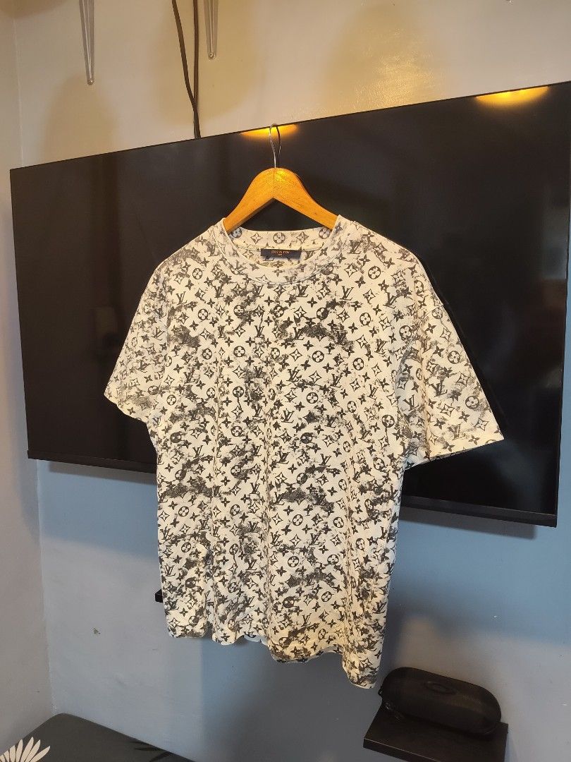 Louis Vuitton monogram (Category: Luxury Apparel) located in Paranaque City. Submitted by reymart_1 (Listing ID 1470897331, Image 1). Description: -monogram Lv shirt -No issue -like new condition -10/10 color rate -pm me if interested -dimension 20x26.