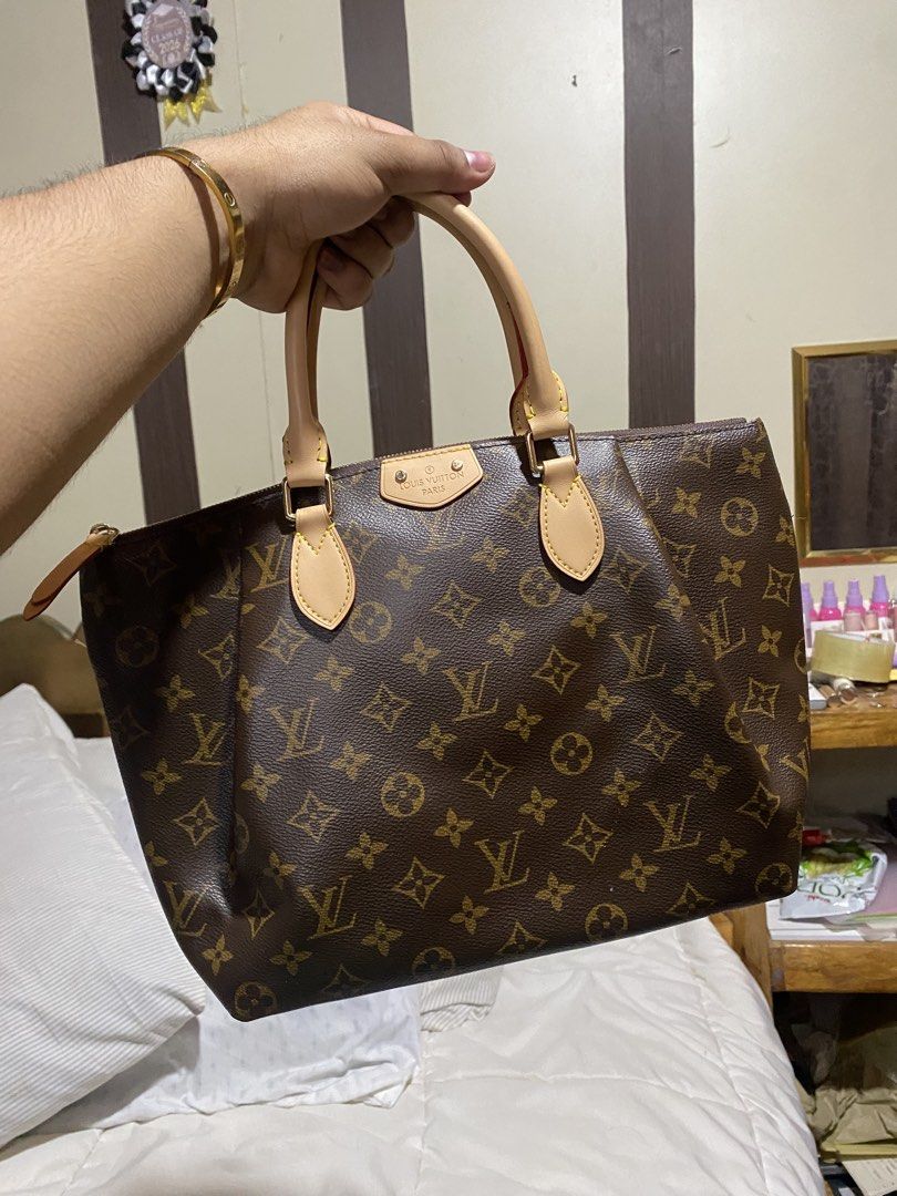 Louis Vuitton Monogram Canvas Tote Bag (Category: Luxury Bags & Wallets) located in Manila. Submitted by bvd9dwnrgf23014 (Listing ID 1470819163, Image 1). Description: - Classic brown Louis Vuitton monogram canvas - Genuine vachetta leather top handles and trim - Elegant gold-tone hardware with embossed logo plaque - Secure zipper closure with a structured, everyday shape - Clean exterior and spacious interior, perfect for daily use - Message us 