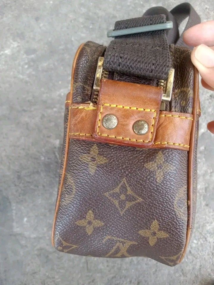 Louis Vuitton Monogram Compiegne Clutch toiletry Bag (Category: Luxury Bags & Wallets) located in Koronadal. Submitted by joeannmahi28609 (Listing ID 1470872157, Image 3). Description: Louis Vuitton monogram Compiegne clutch toiletry bag made in Italy size medium for women's only coded in goods condition ukay source wow. gnda nito no flaws mga Madam mine nyo na.