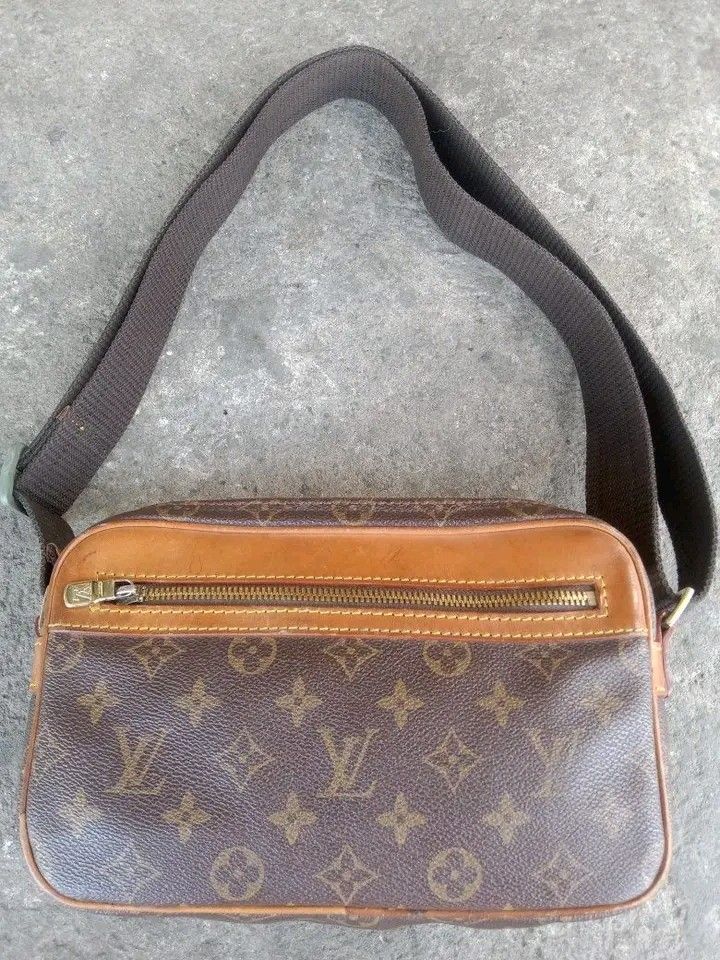 Louis Vuitton Monogram Compiegne Clutch toiletry Bag (Category: Luxury Bags & Wallets) located in Koronadal. Submitted by joeannmahi28609 (Listing ID 1470872157, Image 2). Description: Louis Vuitton monogram Compiegne clutch toiletry bag made in Italy size medium for women's only coded in goods condition ukay source wow. gnda nito no flaws mga Madam mine nyo na.