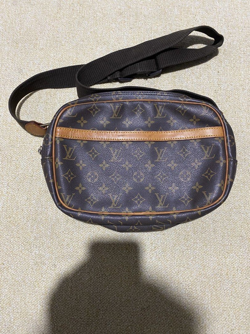 LOUIS VUITTON Monogram Reporter (Category: Luxury Bags & Wallets) located in Alicia. Submitted by adorable-de (Listing ID 1470827293, Image 1). Description: LOUIS VUITTON Monogram Reporter PM Shoulder Bag Excellent Condition Rank A honest issue lining leather sa side gas gas see the picture yun buong buo pa body napaka ganda fresh on japan surplus 4850 plus shipping fee .