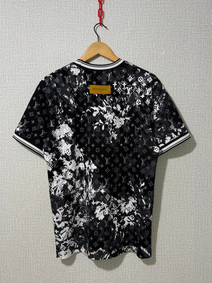 ✅Louis Vuitton Monogram Shirt (Category: Tshirts & Polo Shirts ) located in Dumaguete. Submitted by good_stuff_dgte (Listing ID 1470805485, Image 3). Description: ✅Louis Vuitton Monogram Shirt -₱1500 -Size xl on tag but fits m-l only (20.5x28.5) -Color rate 10/10 -No issue (asnew condition).