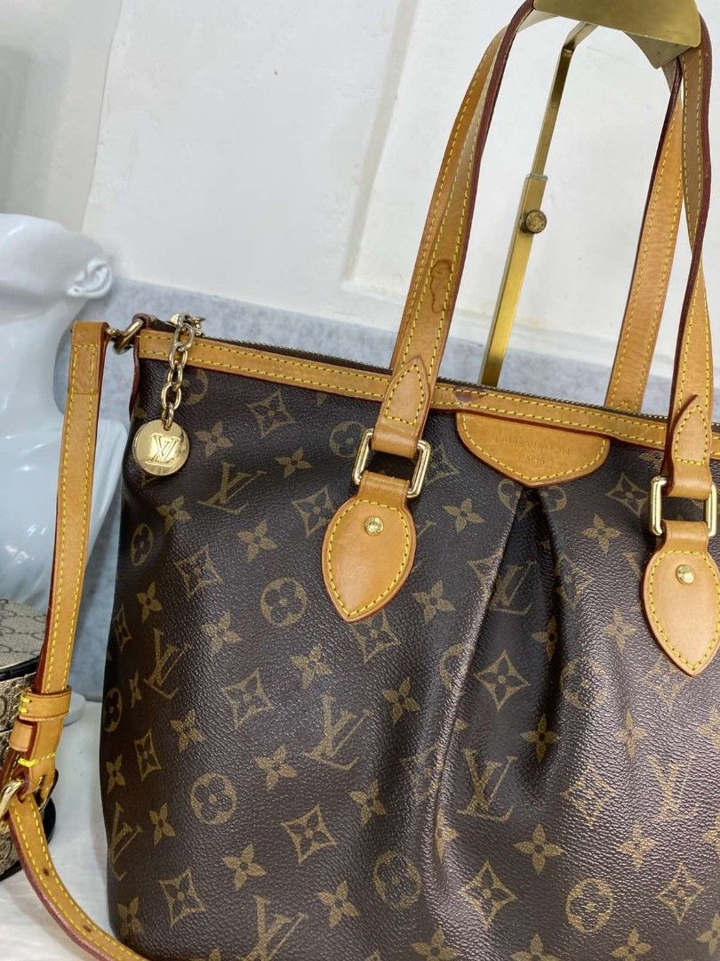 Louis vuitton palermo (Category: Luxury Bags & Wallets) located in Cebu City. Submitted by bisayaseller77 (Listing ID 1470868555, Image 3). Description: w long strap.