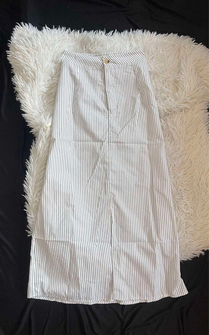 LOVITO Pinstripe Maxi Skirt (Category: Skirts) located in Pasay City. Submitted by angeladescallar (Listing ID 1470877980, Image 1). Description: sz 26-27 brandnew with pouch and tag.