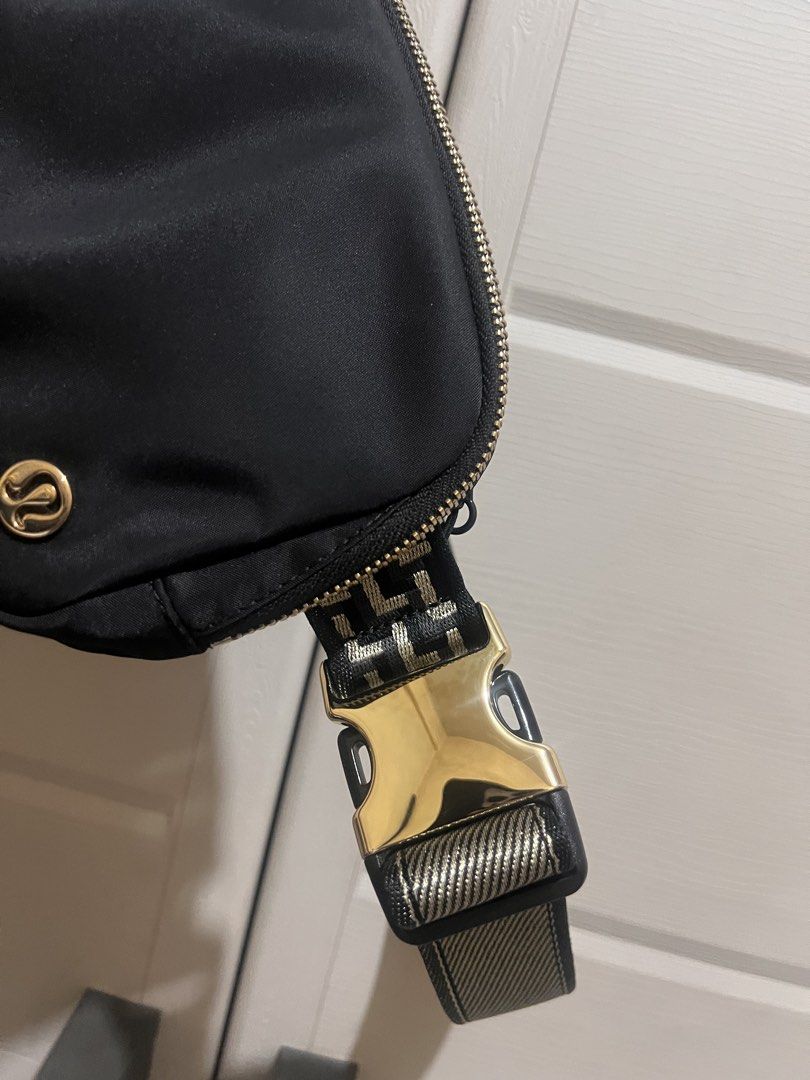 Lululemon beltbag (Category: Cross-body Bags) located in Quezon. Submitted by tinzkie100 (Listing ID 1470753301, Image 2). Description: Rfs: walang gumagamit Original lululemon. Padala from canada.