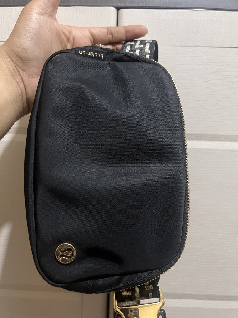 Lululemon beltbag (Category: Cross-body Bags) located in Quezon. Submitted by tinzkie100 (Listing ID 1470753301, Image 1). Description: Rfs: walang gumagamit Original lululemon. Padala from canada.