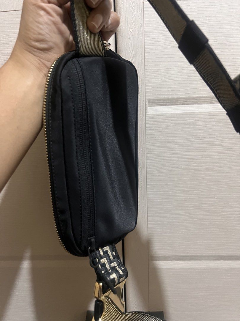 Lululemon beltbag (Category: Cross-body Bags) located in Quezon. Submitted by tinzkie100 (Listing ID 1470753301, Image 3). Description: Rfs: walang gumagamit Original lululemon. Padala from canada.