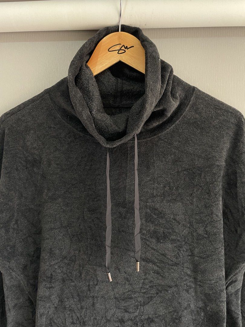 Lululemon Cowl Neck Pullover Sweater Dark Grey Size 6 (Category: Coats, Jackets and Outerwear) located in Mataasnakahoy. Submitted by zero4thrift (Listing ID 1470779839, Image 2). Description: - Brand: Lululemon - Size: 6 - Color: Dark Grey - Material: Super soft, warm fleece - Features: Cowl neck with branded drawstring, thumbholes on ribbed cuffs, and subtle side metal logo emblem - Condition: Excellent - Perfect for cold weather and casual wea