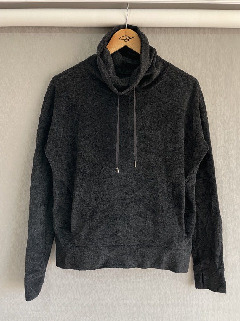 Lululemon Cowl Neck Pullover Sweater Dark Grey Size 6 (Category: Coats, Jackets and Outerwear) located in Mataasnakahoy. Submitted by zero4thrift (Listing ID 1470779839, Image 1). Description: - Brand: Lululemon - Size: 6 - Color: Dark Grey - Material: Super soft, warm fleece - Features: Cowl neck with branded drawstring, thumbholes on ribbed cuffs, and subtle side metal logo emblem - Condition: Excellent - Perfect for cold weather and casual wea