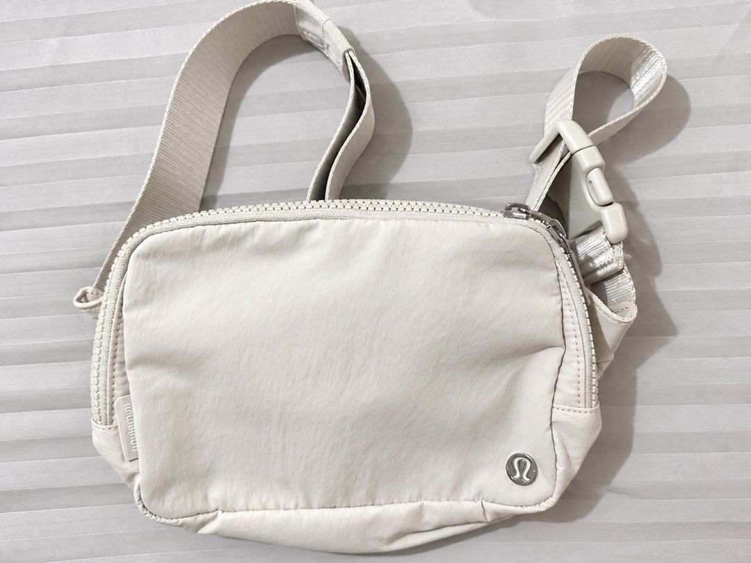 Lululemon Everywhere Belt Bag White Opal (Category: Cross-body Bags) located in Cavite. Submitted by hennats (Listing ID 1470891145, Image 1). Description: LlAUTHENTIC LULULEMON CROSSBODY BAG – WHITE OPAL / OFF-WHITE 🇺🇸 100% Authentic – Bought in the USA 💰 ₱1,500 ONLY – LAST PRICE! ✨ Condition: Brand New, Never Used (No Tag) Product Highlights: * Elegant White Opal / Off-White color * Lightweight, stylish, and versatile * Adjustable shoulder s