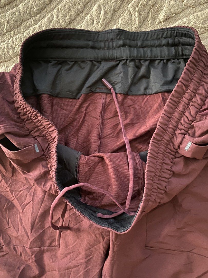 LULULEMON jogger (Category: Activewear) located in Cavite. Submitted by gedom (Listing ID 1470768841, Image 2). Description: LULULEMON JOGGER MENS SIZE XL 17/38 Dimes Excellent condition Issue glue stain pwede ma tanggal.