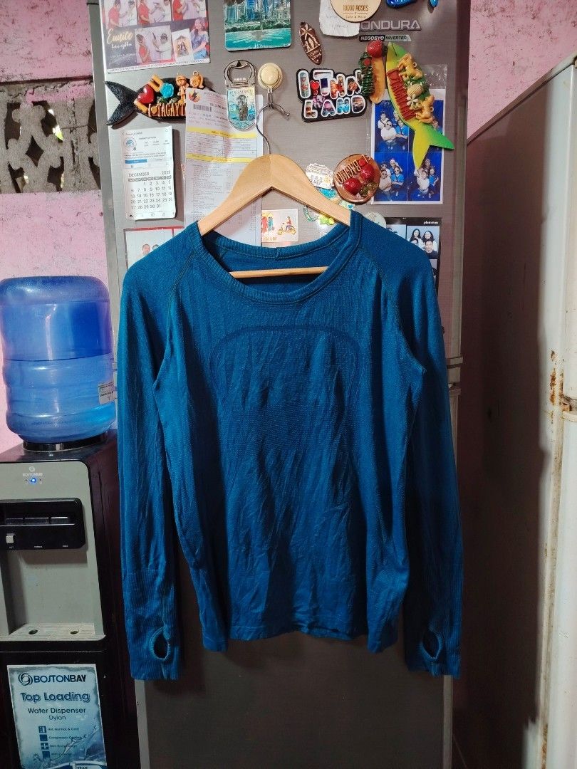 Lululemon Long Sleeve Athletic Shirt Blue (Category: Longsleeves) located in General Santos City (Dadiangas). Submitted by rafaelmir09800 (Listing ID 1470748590, Image 1). Description: - Brand: Lululemon - Color: Deep Blue - Size/Fit: Classic athletic fit with stretch - Material: Seamless knit texture - Key Features: Thumbholes on cuffs, signature logo on back neckline - Ideal For: Running, gym workouts, and active lifestyle.