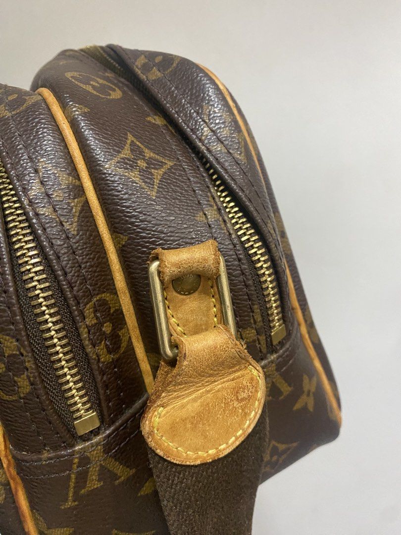 LV Messenger Bag w/Flaw (Category: Luxury Bags & Wallets) located in Makati City. Submitted by madylove (Listing ID 1470750601, Image 3). Description: Vintage LV Messenger bag w/Flaw broken strap pa bag spa nyo nlang po.