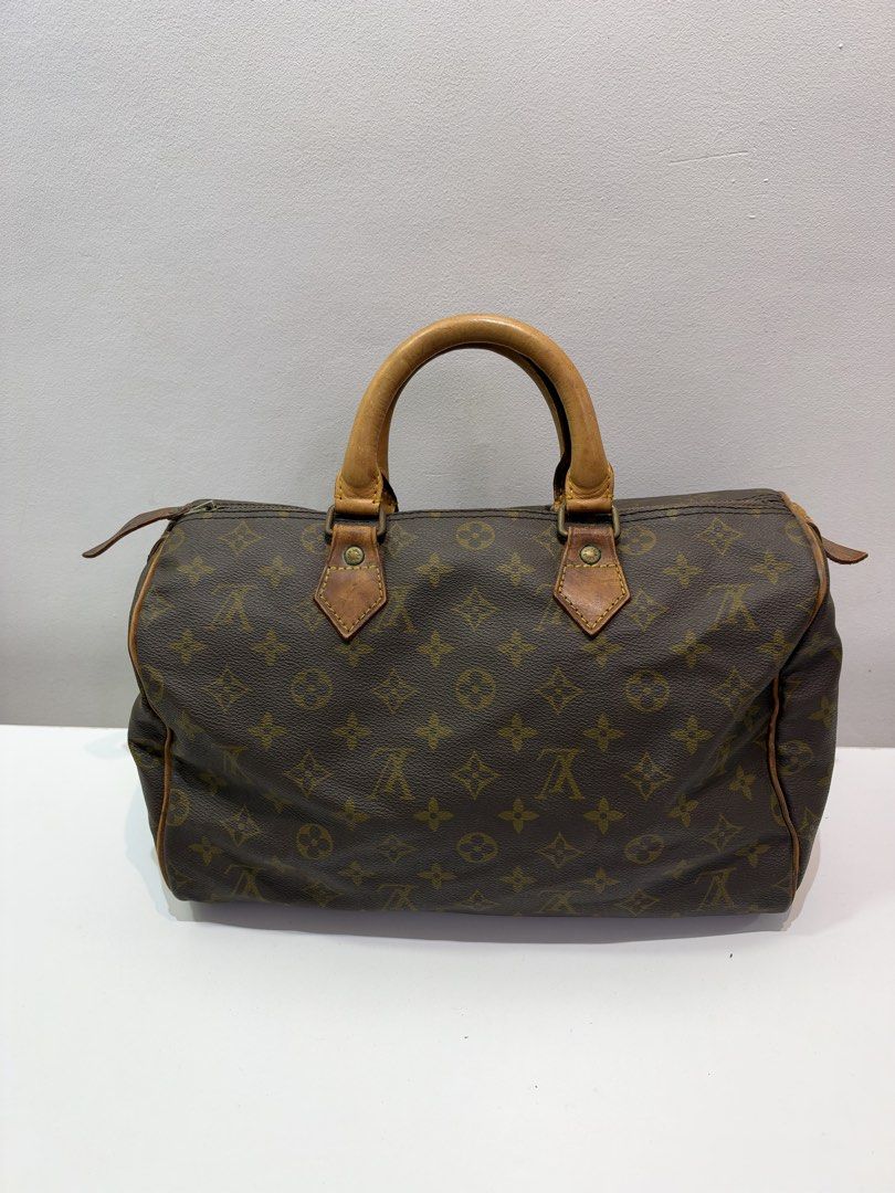 LV Speedy 30 (Category: Luxury Bags & Wallets) located in Cebu City. Submitted by brandedcorner_ph (Listing ID 1470922061, Image 1). Description: Pre-loved LV Speedy 30 100% Authentic or money back Condition •Good vintage condition •Shows signs of wear, including leather oxidation. Product Details •Color: Brown •Hardware: Gold tone •Material: Leather •Approximate Dimensions in inches: H8 x W12.5 x D7 Color may vary due to lighting. PM for more ph
