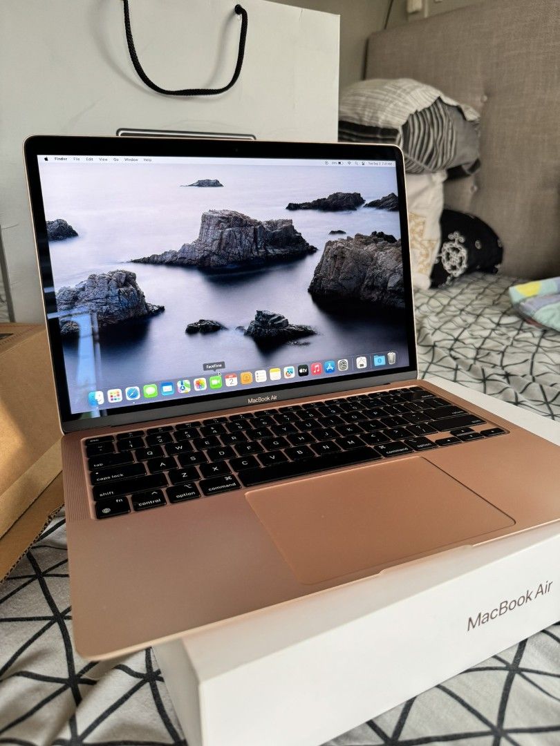 MacBook Air M1 (Category: Laptops & Notebooks) located in Pasig City. Submitted by zharre.062923 (Listing ID 1470905278, Image 2). Description: MacBook Air M1 13inch Processor: M1 Chip macOS: Golden Gate 27.2 ( latest with iPhone mirroring feature and Apple Intelligence ) RAM: 8gb SSD: 256gb Appearance: 10/10 Battery health: 84% Inclusions: Original box Original charger cord Original charger adapter RFS: Declutter.