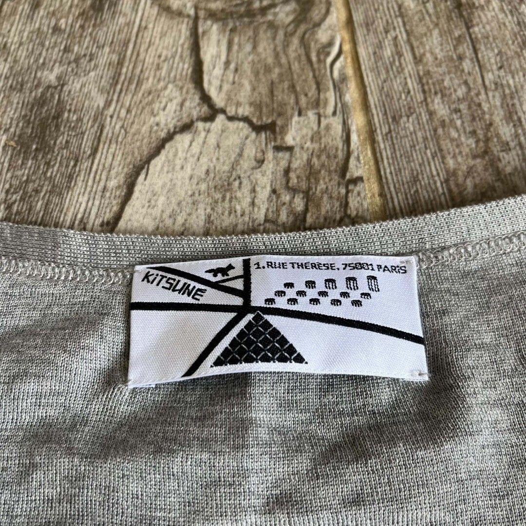 Maison Kitsune Cotton Cardigan (Category: Longsleeves) located in Manila. Submitted by spo0ky.archives (Listing ID 1470805099, Image 2). Description: Width: 17.5 Length: 23.