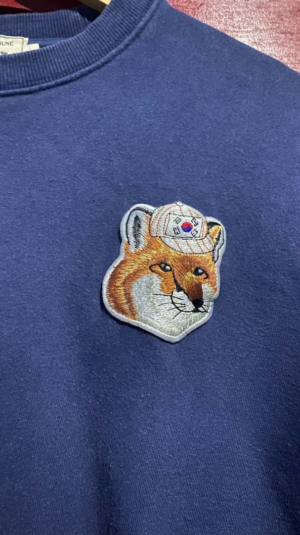 Maison Kitsune Korean Fox Head Patch Sweatshirt (Category: Hoodies) located in Davao. Submitted by owyeah.gg (Listing ID 1470865009, Image 2). Description: M on tag 21.5x26 No issue In excellent condition.