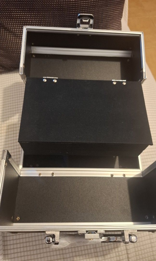 Make-up organiser (Category: Accessory Holder, Box & Organizers) located in Taguig. Submitted by welcome2myprelovedshop (Listing ID 1470905719, Image 3). Description: take this for only 500P never used just stored. with lock and key. 3layer with mirror bought this for around 1k plus before..
