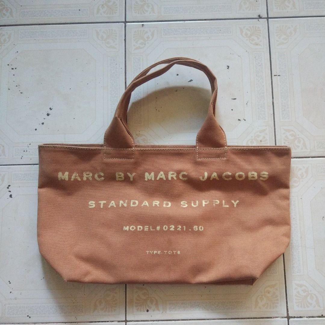 Marc Jacobs Tote Bag (Category: Luxury Bags & Wallets) located in Pasay City. Submitted by denimdude.ph (Listing ID 1470837601, Image 1). Description: marks and scratches, last pics.