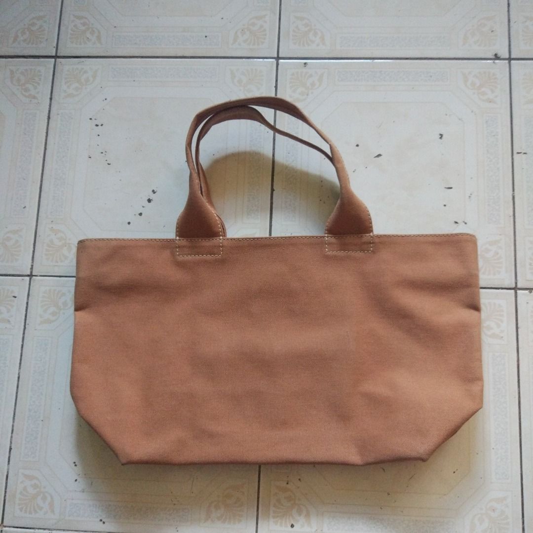Marc Jacobs Tote Bag (Category: Luxury Bags & Wallets) located in Pasay City. Submitted by denimdude.ph (Listing ID 1470837601, Image 2). Description: marks and scratches, last pics.