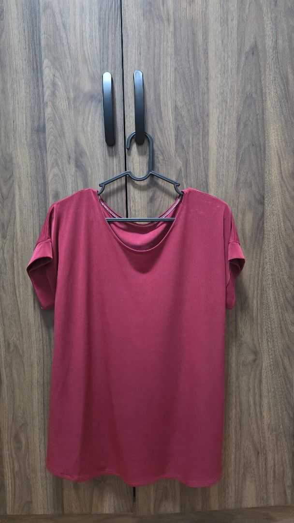Maroon Short Sleeve T-Shirt Top (Category: Shirts) located in Manila. Submitted by stuff.gaming (Listing ID 1470806598, Image 3). Description: - Color: Maroon - Style: Short sleeve t-shirt with round neckline - Details: Folded cuff design - Material: Soft and comfortable for daily wear - Versatility: Easy to match with jeans or skirts - Condition: Clean and well-maintained.