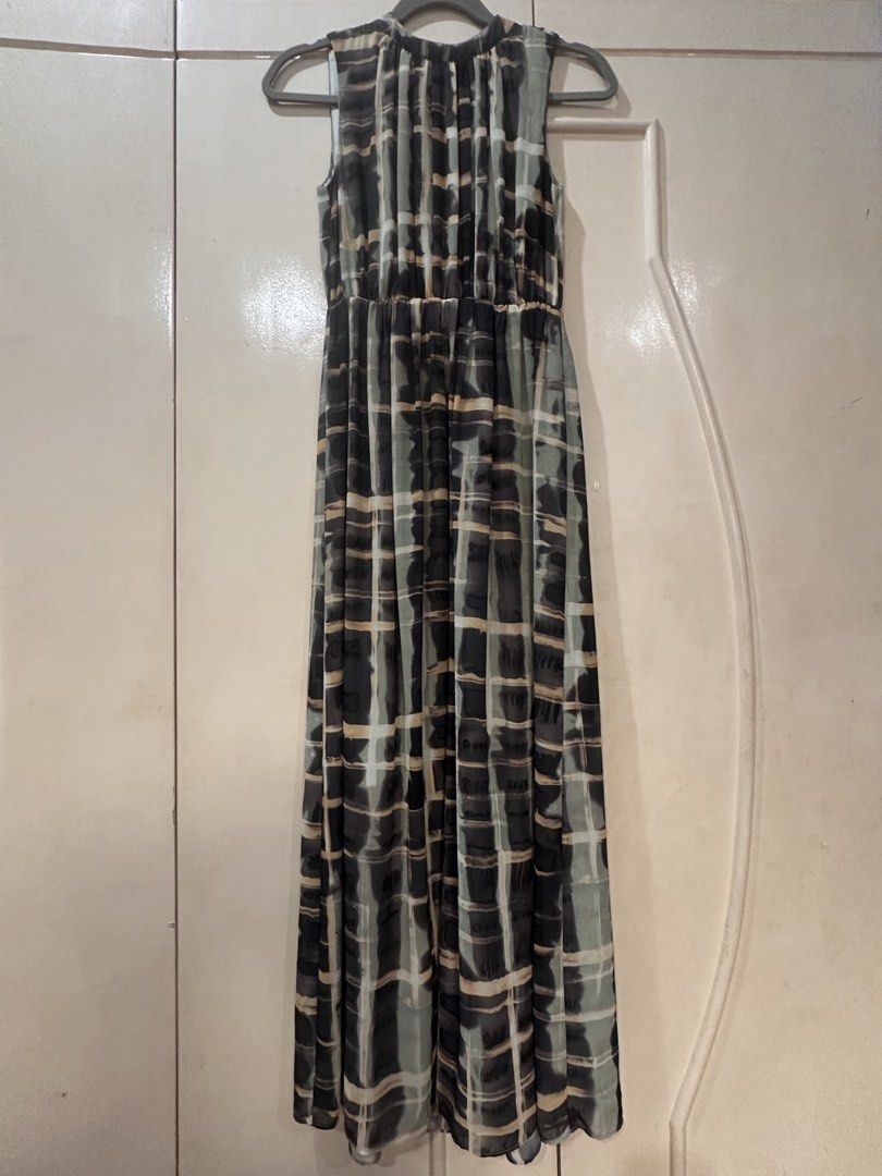 Maxi Dress Sleeveless Plaid Pattern Long (Category: Dresses) located in Las Pinas. Submitted by novaglow (Listing ID 1470787842, Image 1). Description: - Style: Sleeveless maxi dress with abstract plaid pattern - Colors: Dark green, beige, and black tones - Details: High neckline with gathered detailing and a comfortable elasticized waistband - Material: Lightweight, flowing ankle-length fabric - Best for: Casual daily outings or warm weather wea