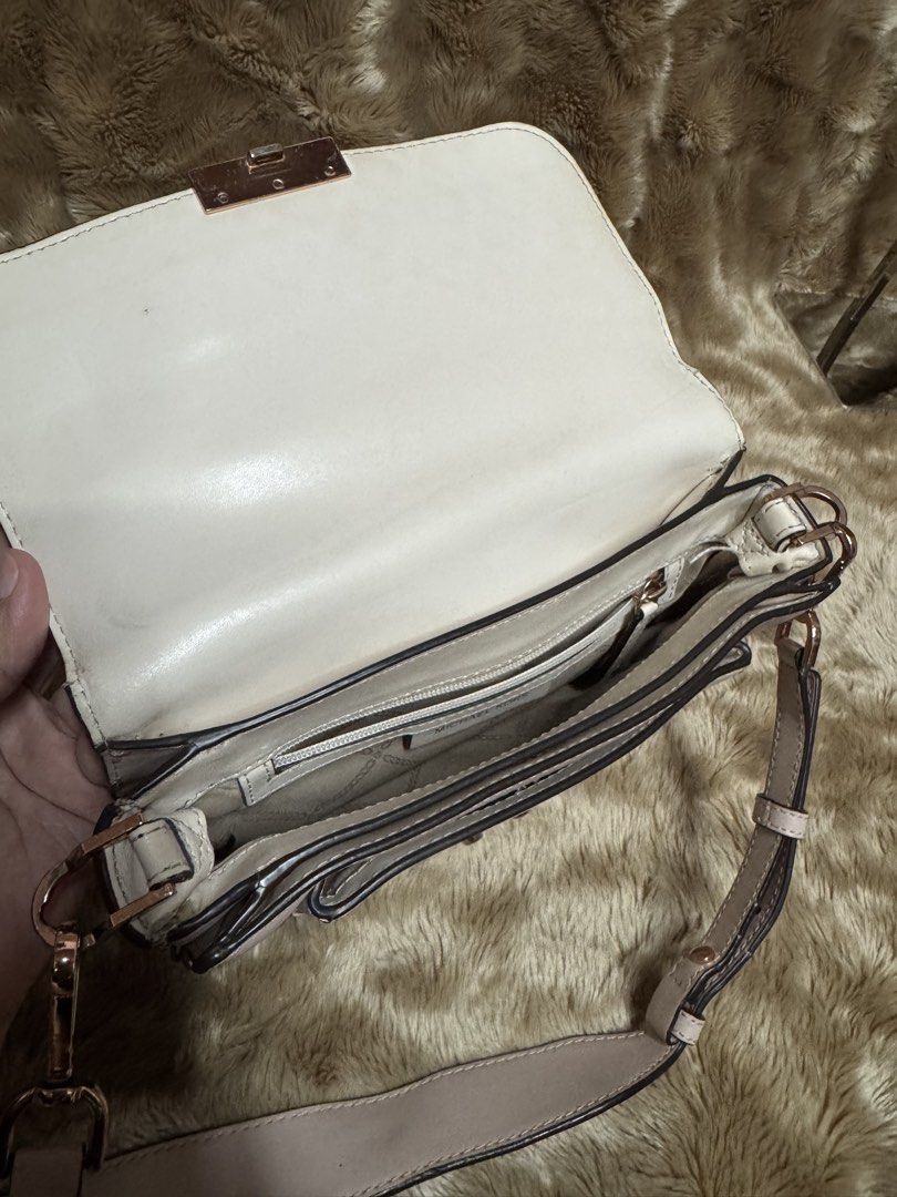 M*CHAEL K0RS SLOAN EDITOR (Category: Luxury Bags & Wallets) located in Manila. Submitted by thebagbudget (Listing ID 1470784417, Image 3). Description: 🖤 M*CHAEL K0RS SLOAN EDITOR ✨ Timeless style, everyday luxury! 🤎 👜 Structured silhouette with a smooth leather finish, featuring a dual-tone flap and a front exterior slip pocket underneath. 🖤 soft pink and cream color-block design ✨ Polished metal push-lock closure on the front flap and metal