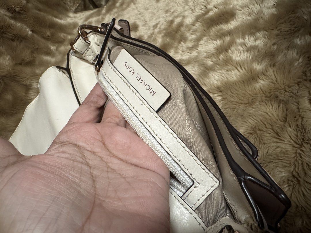 M*CHAEL K0RS SLOAN EDITOR (Category: Luxury Bags & Wallets) located in Manila. Submitted by thebagbudget (Listing ID 1470784417, Image 2). Description: 🖤 M*CHAEL K0RS SLOAN EDITOR ✨ Timeless style, everyday luxury! 🤎 👜 Structured silhouette with a smooth leather finish, featuring a dual-tone flap and a front exterior slip pocket underneath. 🖤 soft pink and cream color-block design ✨ Polished metal push-lock closure on the front flap and metal