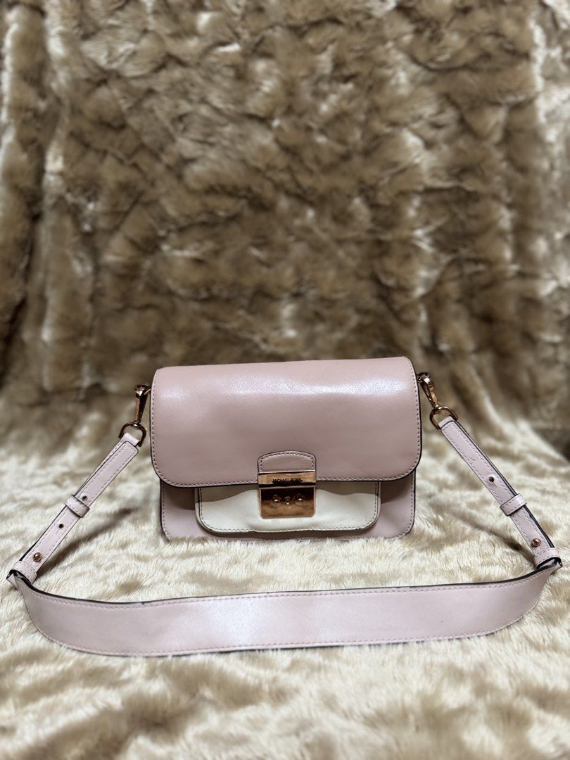 M*CHAEL K0RS SLOAN EDITOR (Category: Luxury Bags & Wallets) located in Manila. Submitted by thebagbudget (Listing ID 1470784417, Image 1). Description: 🖤 M*CHAEL K0RS SLOAN EDITOR ✨ Timeless style, everyday luxury! 🤎 👜 Structured silhouette with a smooth leather finish, featuring a dual-tone flap and a front exterior slip pocket underneath. 🖤 soft pink and cream color-block design ✨ Polished metal push-lock closure on the front flap and metal