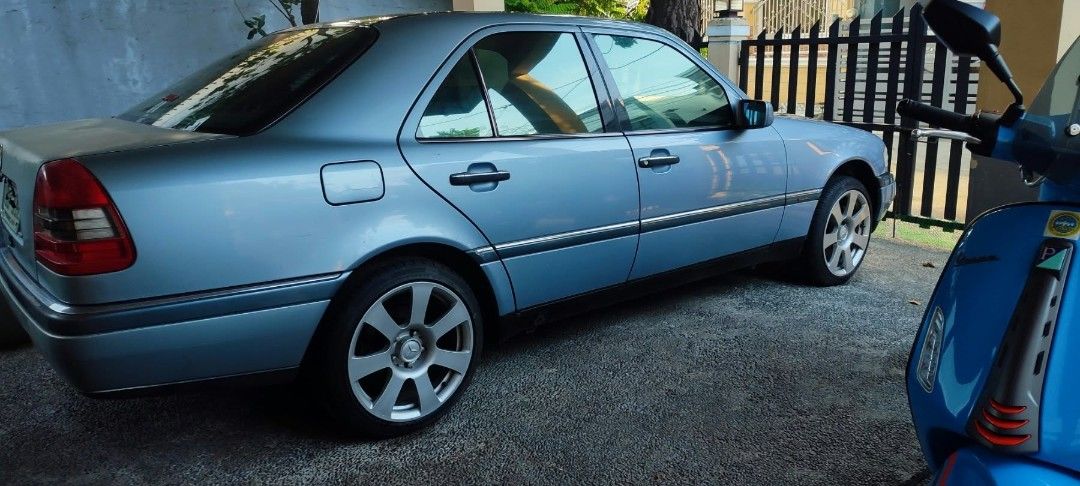 Mercedes-Benz C-Class C220 Auto (Category: Used Cars) located in Las Pinas. Submitted by monaustriaa.1 (Listing ID 1470801163, Image 2). Description: FOR SALE: 1996 Mercedes-Benz C220 (W202) • Automatic Transmission • 76,000 km on the odometer • Original interior intact • No tears or scratches on the interior • All power windows working • No overheating issues • Good engine condition • Registered until next year • Presentable interior and exterio