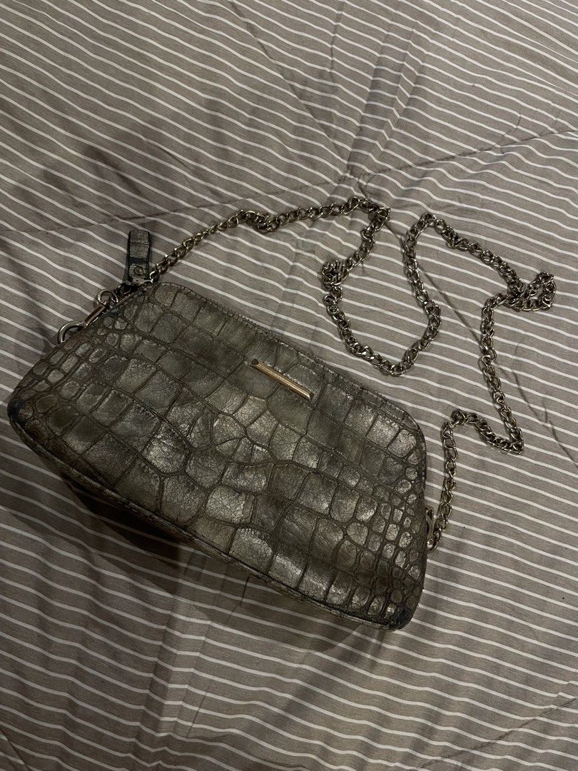 Metallic croc-embossed chain bag (Category: Purses & Pouches) located in Las Pinas. Submitted by francesaly (Listing ID 1470776145, Image 1). Description: .