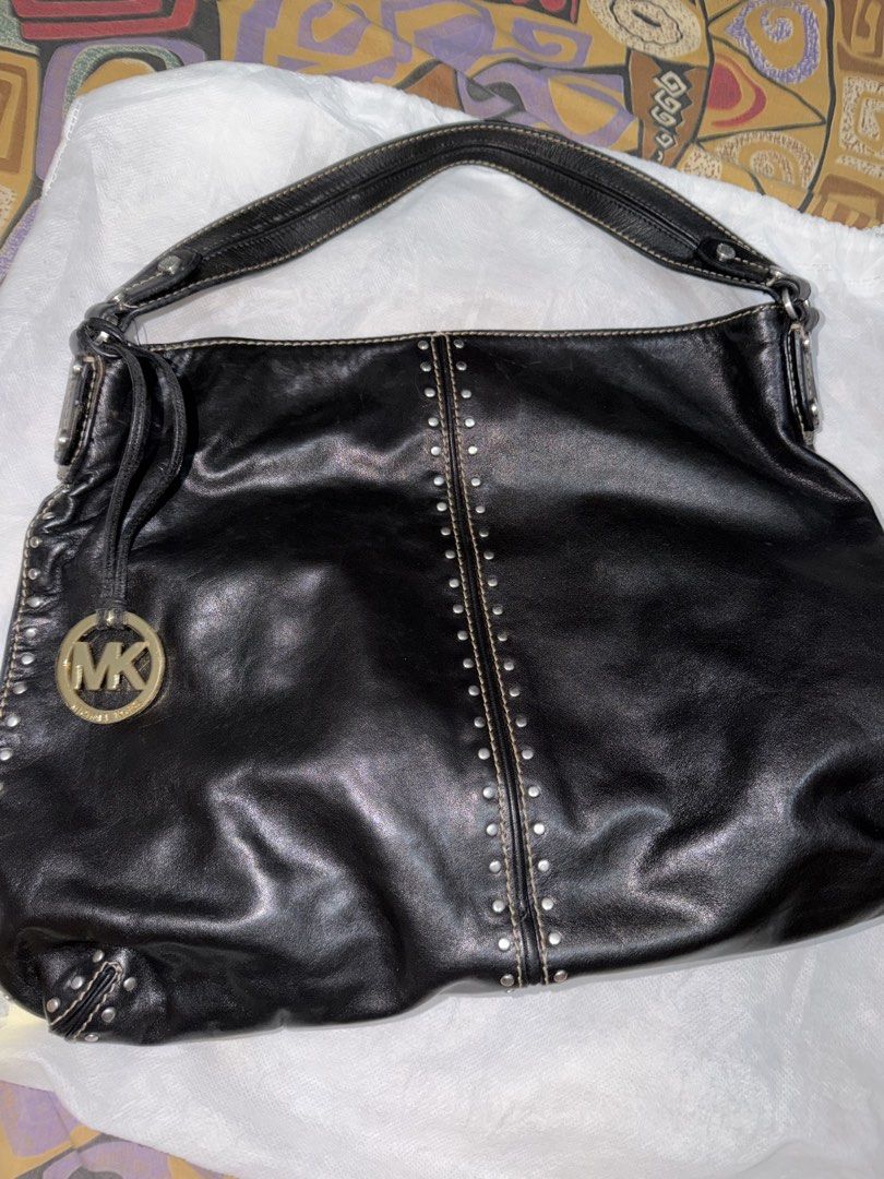 Michael Kors Black Leather Shoulder Bag (Category: Luxury Bags & Wallets) located in Quezon City. Submitted by allendeee (Listing ID 1470854917, Image 1). Description: Mk bag good condi May slight issues pm 1k for both na Location: quezon city.