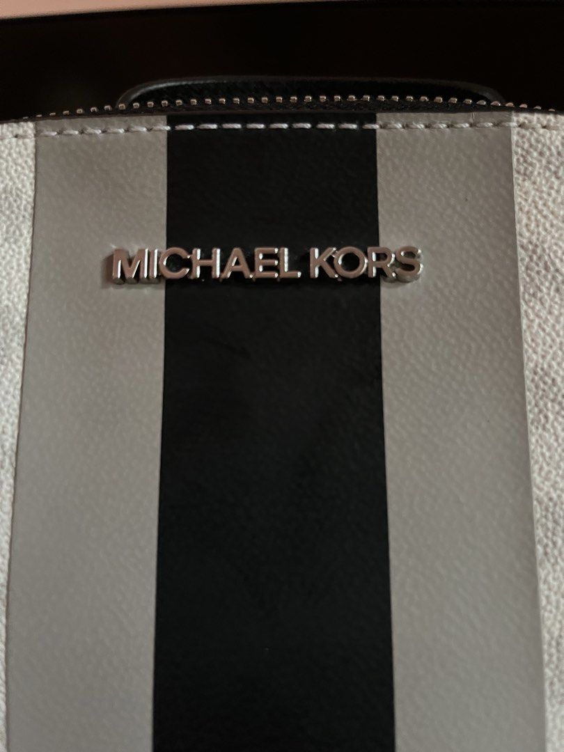 Michael Kors Cindy Large Bagpack (Category: Backpacks) located in Santa Rosa. Submitted by ninaparis (Listing ID 1470925287, Image 3). Description: Original Michael Kors Cindy Large Center Stripe Backpack in the Bright White Multi(Gray and Black Monogram)colorway.