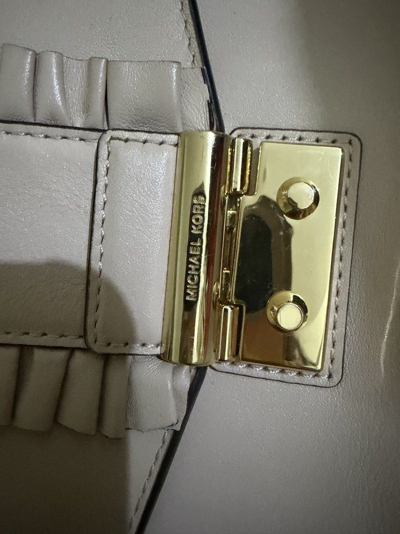 Michael Kors Sloan Medium (Category: Cross-body Bags) located in Taguig. Submitted by michelledc2 (Listing ID 1470897995, Image 2). Description: Still good condition .