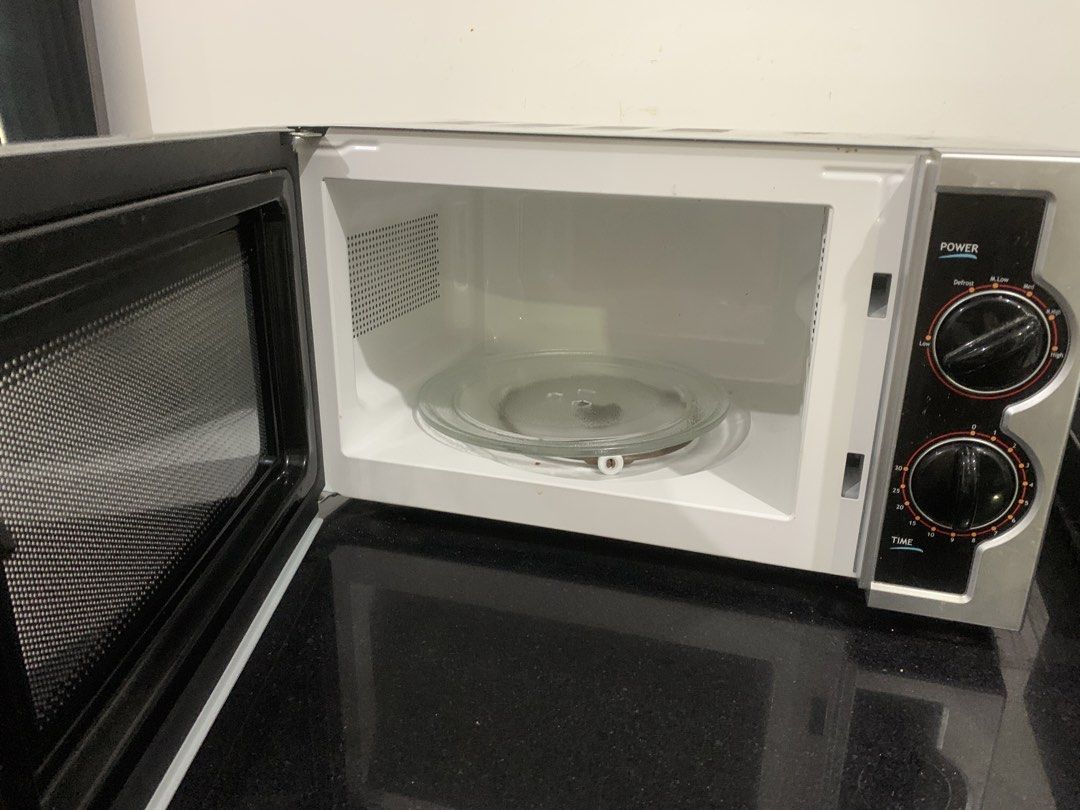 Microwave Oven (Category: Ovens & Toasters) located in Paranaque City. Submitted by ub.et (Listing ID 1470769312, Image 2). Description: GE Appliance Microwave Works perfectly well Only issue is the rust because I left lemon water on it but it works well. -Pick up in person (TAGUIG) -lalamove (buyer pays shipping fee) .