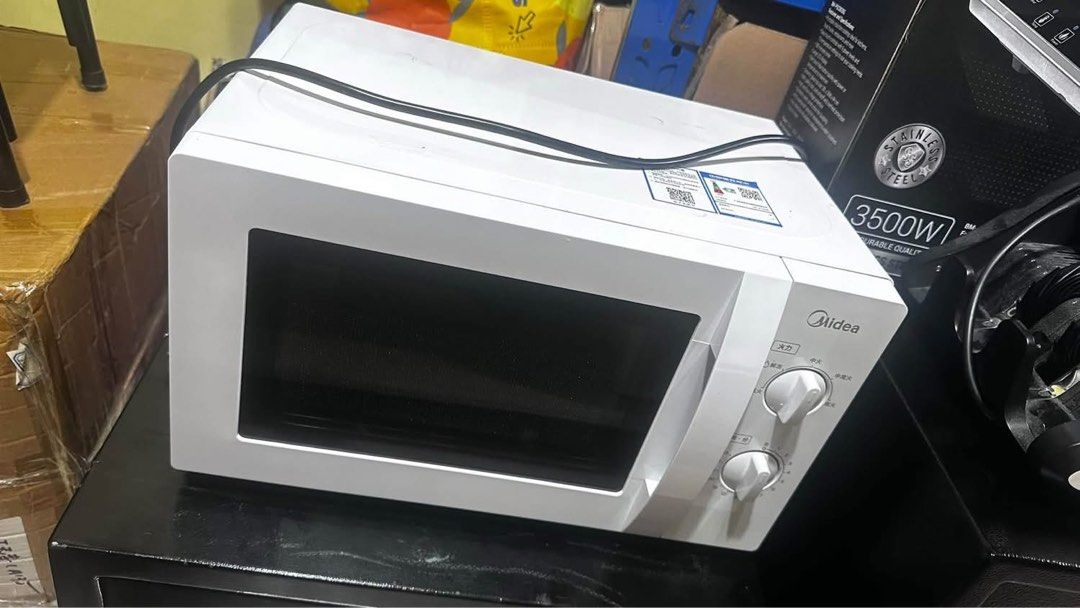 Midea microwave oven (Category: Other Home Appliances) located in Manila. Submitted by ivyfv04 (Listing ID 1470791299, Image 1). Description: Midea microwave oven M1-211A 20 liters 1 month use only .