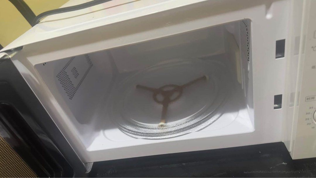 Midea microwave oven (Category: Other Home Appliances) located in Manila. Submitted by ivyfv04 (Listing ID 1470791299, Image 2). Description: Midea microwave oven M1-211A 20 liters 1 month use only .