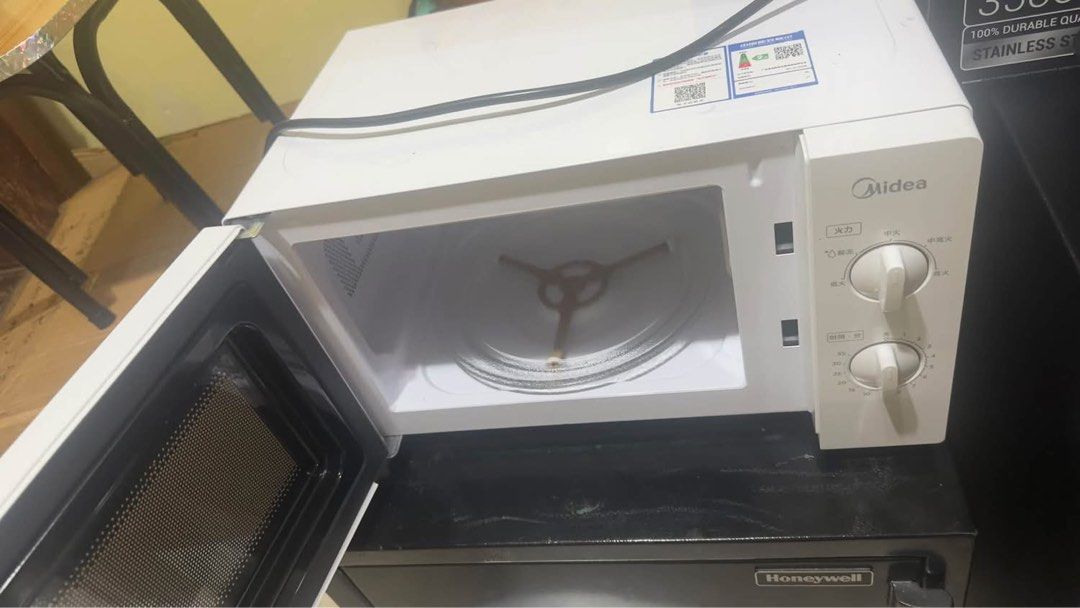 Midea microwave oven (Category: Other Home Appliances) located in Manila. Submitted by ivyfv04 (Listing ID 1470791299, Image 3). Description: Midea microwave oven M1-211A 20 liters 1 month use only .