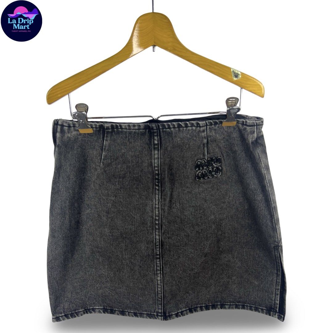 ‎“MIU-MIU” PATCH SCRPT DENIM SKIRT ‎ (Category: Shorts) located in Taguig. Submitted by ldm.ph (Listing ID 1470913775, Image 1). Description: ‎(LDM-B-0175) ‎Size:ACTUAL FIT:M—L ‎Dimensions Waistline: 30 ‎Inches length:17 Leg opening:21 ‎Condition: EXCELLENT ‎Color rate:9.5 ‎Flaws:❌ ‎(READY TO WEAR) .