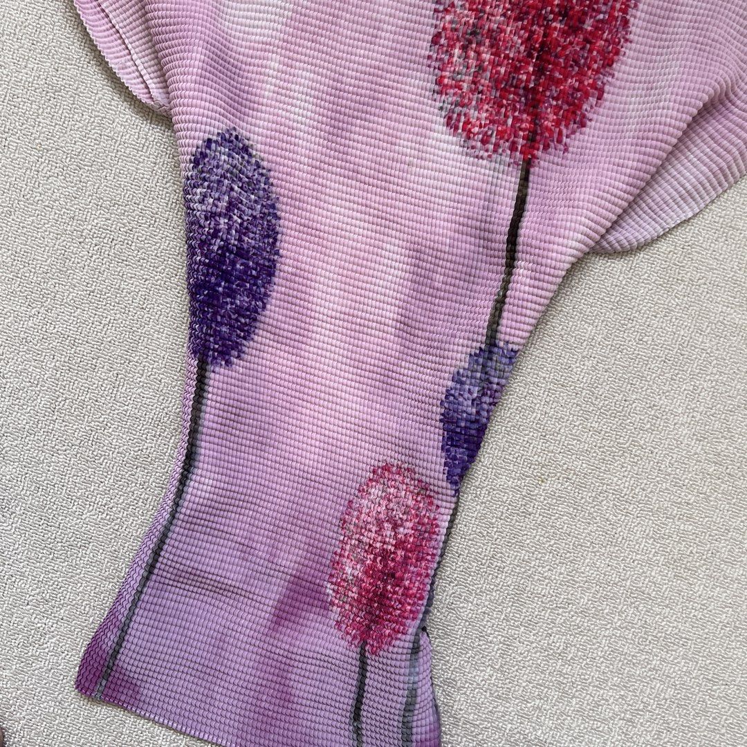 mix&match dandelion print pleated top (Category: Blouses) located in Limay. Submitted by budolfindsrawrawr (Listing ID 1470784982, Image 3). Description: mix&match dandelion print pleated top - fits m/l l27.5 bust freesize - in excellent condition .