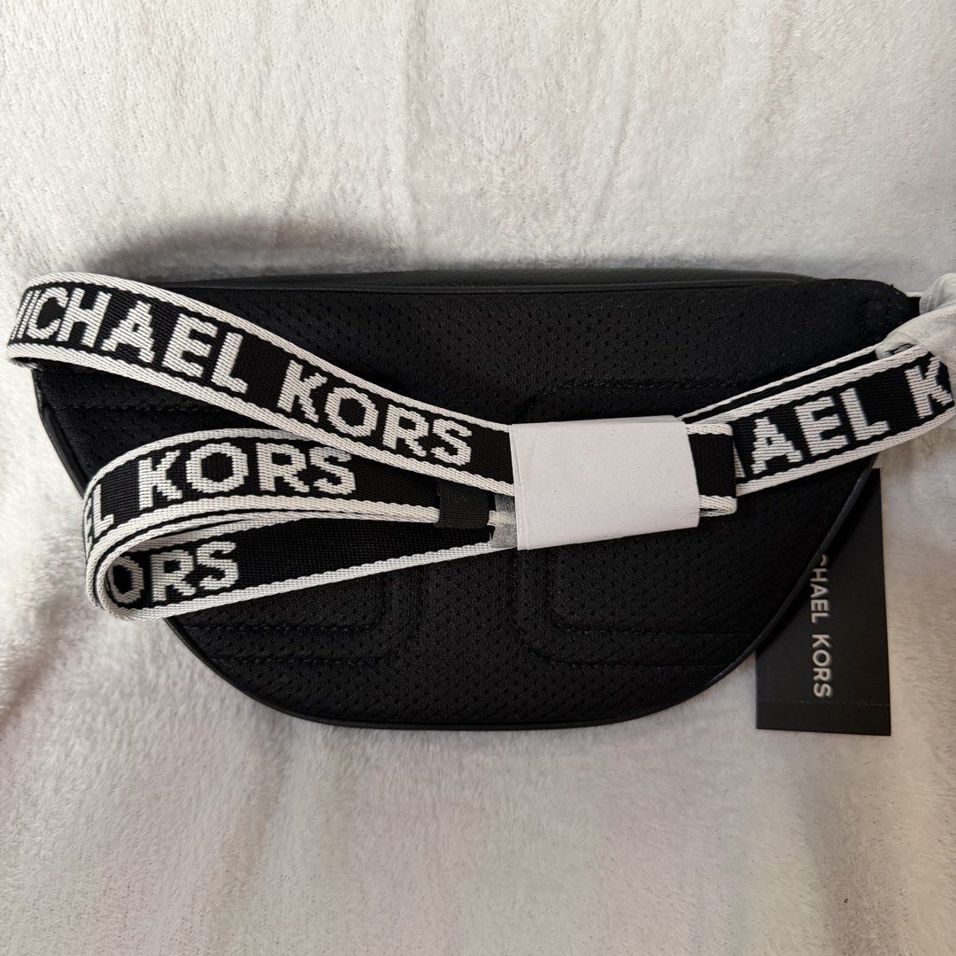 MK Belt Bag - Unisex (Category: Belt bags, Clutches and Pouches) located in Santa Cruz. Submitted by vendrenee (Listing ID 1470751800, Image 2). Description: .