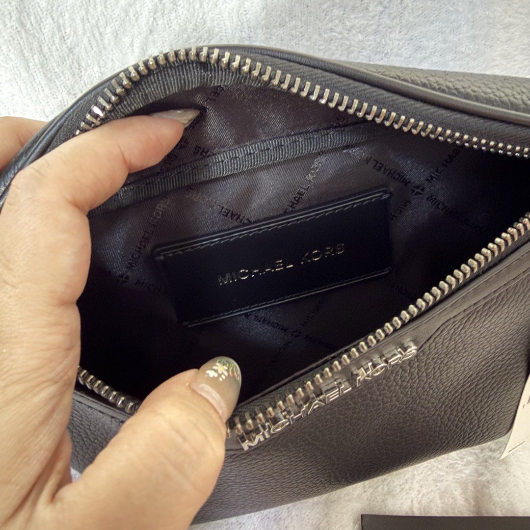 MK Belt Bag - Unisex (Category: Belt bags, Clutches and Pouches) located in Santa Cruz. Submitted by vendrenee (Listing ID 1470751800, Image 3). Description: .