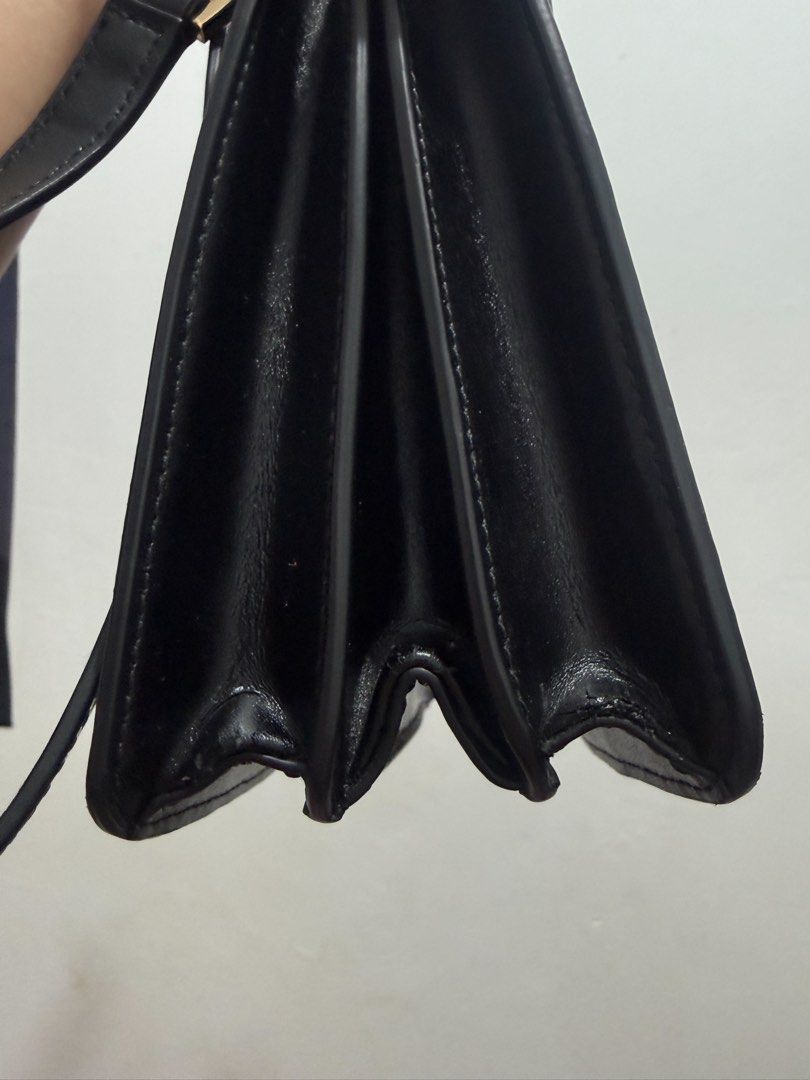 MK Hand bag (Category: Luxury Bags & Wallets) located in Manila. Submitted by gmargareth (Listing ID 1470844339, Image 3). Description: .