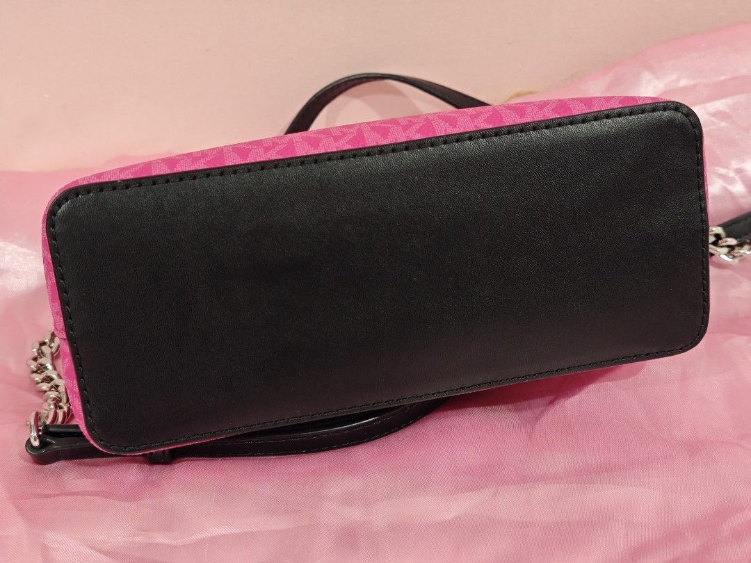 MK Jetset Dome Crossbody Bag (used) (Category: Cross-body Bags) located in Quezon City. Submitted by snowfrostkhloething (Listing ID 1470817391, Image 2). Description: sign of usage. a little bit.